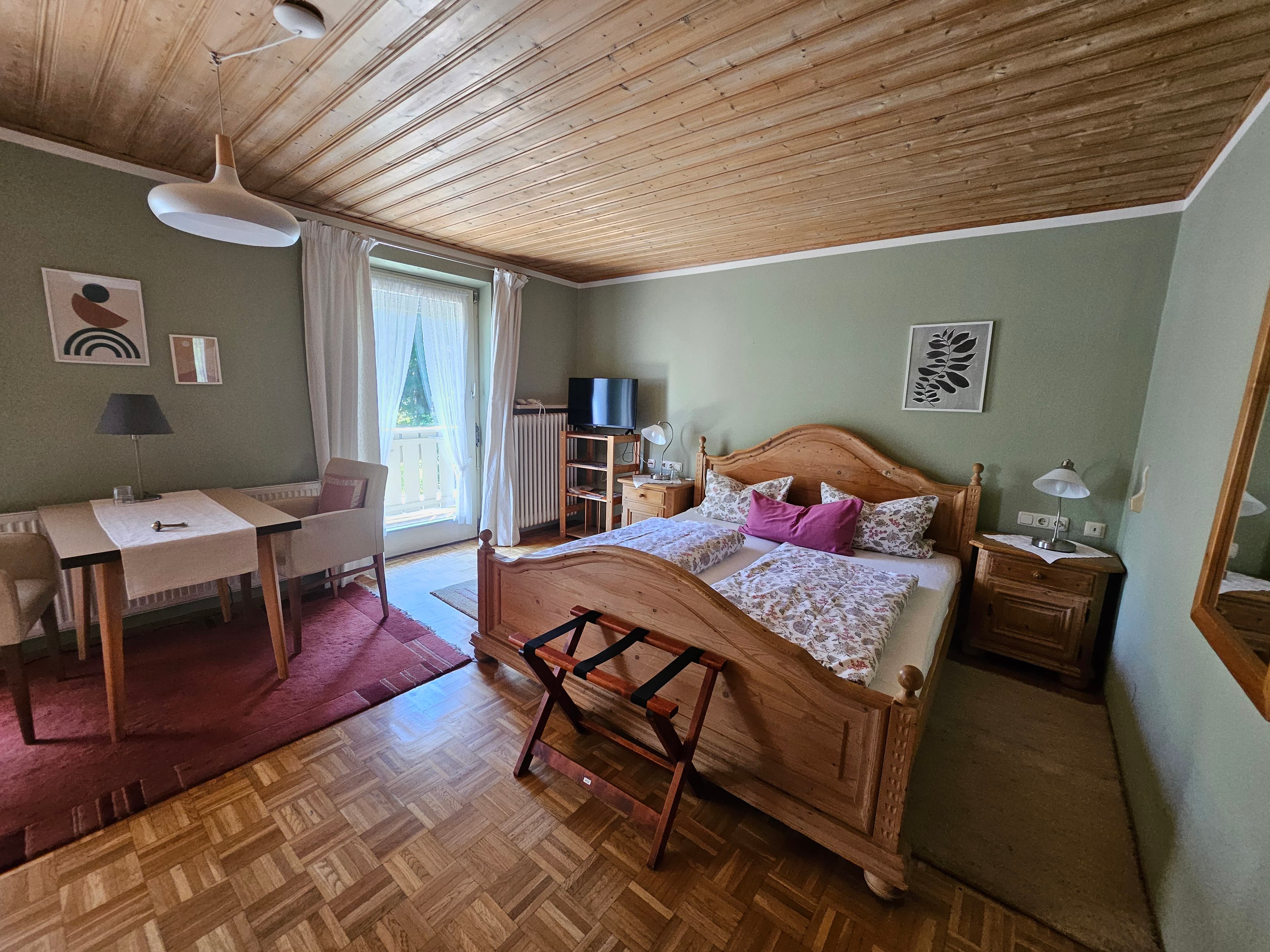 Elegantes Schlafzimmer mit Naturmaterialien
